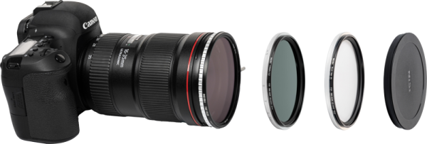 Canon DSLR -kameran ja siihen kiinnitetyn objektiivin vieressä on NiSi Filter Swift System Add On Kit 67mm, jossa on kolme ympyräsuodatinta ja linssinsuojus rivissä oikealla.