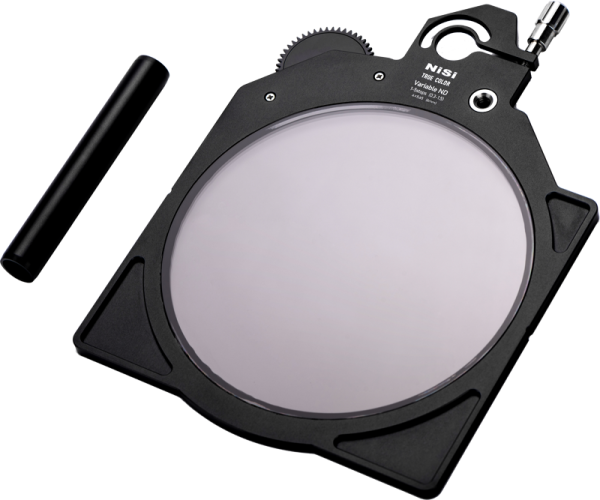 NiSi Cine Filter True Color Variable ND 1-5 Stops 6mm 4x5.65" -levysuodin on pyöreä kameran linssisuodin mustassa suorakulmaisessa kehyksessä, jossa on pyörivä hammaspyörä, metallinen kiinnityspiste, näkyvä tuotemerkki ja mukana tulee erillinen kahva.