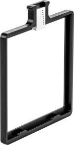 NiSi Matte Box C5 Filmmaker Kit on musta suorakaiteen muotoinen muovikehys, jossa on pieni valkoinen kieleke ja yläreunassa lovettu liukusäädin, joka on suunniteltu suodattimien kiinnittämistä varten, kuvassa valkoista taustaa vasten.