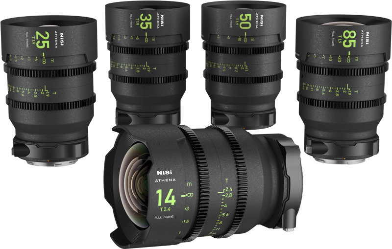 NiSi Cine Lens Athena Prime 14mm T2.4 E-Mount -objektiivi on etualalla viiden mustan NiSi Athena -objektiivin joukossa, joissa on vihreä teksti, joista jokainen on pystyssä ja joissa on eri polttoväli (14mm, 25mm, 35mm, 50mm, 85mm).