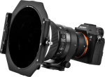 Kuvassa on Sony α7R-kamera, jossa on laajakulmaobjektiivi, johon on asennettu NiSi Filter Holder S6 Kit True Color for Sigma 14mm f/1.4 DG DN -suodattimen pidike ja objektiiviin asennettu suuri neliönmuotoinen suodattimen pidike ja sirkulaarinen polarisaattori.
