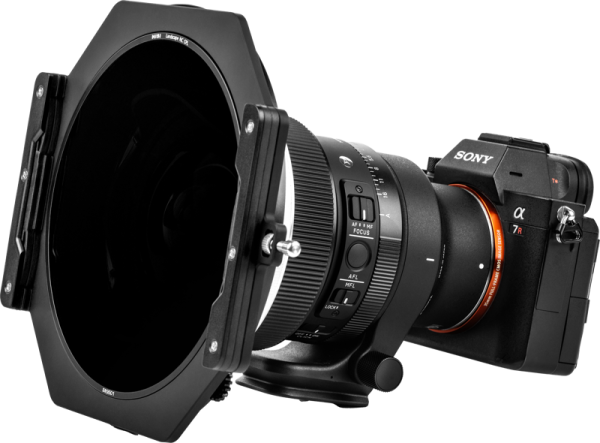 Kuvassa on Sony α7R-kamera, jossa on laajakulmaobjektiivi, johon on asennettu NiSi Filter Holder S6 Kit True Color for Sigma 14mm f/1.4 DG DN -suodattimen pidike ja objektiiviin asennettu suuri neliönmuotoinen suodattimen pidike ja sirkulaarinen polarisaattori.