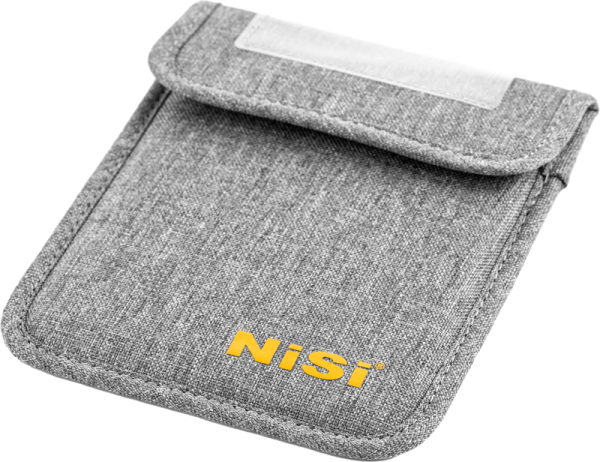 Harmaa kangaspussi, jossa on läppäsuljenta ja keltainen NiSi-logo edessä, suunniteltu NiSi Cine Filter Nano FS ND 4x5.65" 0.3 -levysuodin kuljettamiseen tai suojaamiseen.