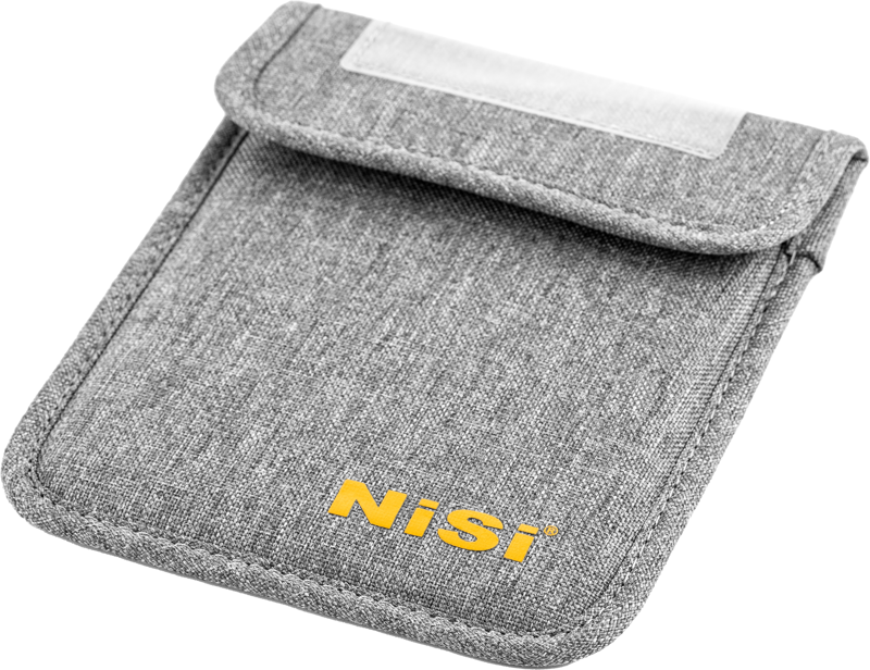Harmaa kangaspussi, jossa on läppäsuljenta ja keltainen NiSi-logo edessä, suunniteltu NiSi Cine Filter Nano FS ND 4x5.65" 0.3 -levysuodin kuljettamiseen tai suojaamiseen.
