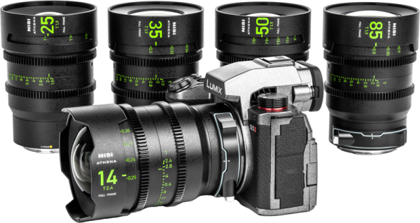 Digitaalikamera, jossa on NiSi Cine Lens Athena Prime 14mm T2.4 (L-mount) -objektiivi, näkyy neljän muun NiSi Cine Lens Athena Prime Set L-mount -objektiivin edessä: Kaikki valkoisella taustalla.