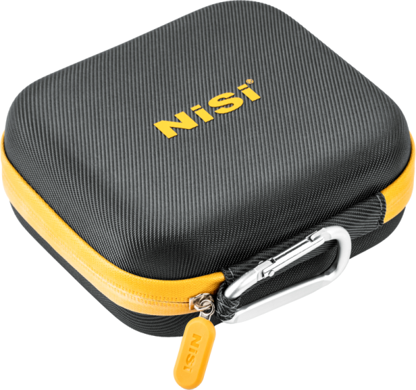 NiSi Filter Pouch Pro Caddy 95 II on musta, neliskulmainen kova kotelo, jossa on keltainen vetoketju, hopeinen karabiini ja keltainen NiSi-logo yläosassa, ja joka on suunniteltu suojaamaan ja kuljettamaan pyöreitä suodattimia ja pieniä esineitä.
