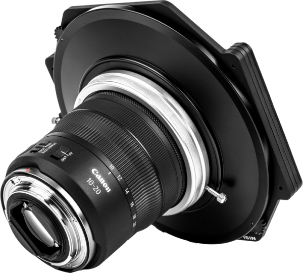 NiSi Filter Holder S6 Alpha Kit for Canon RF 10-20mm f/4 -suodattimen pidike S6 Alpha Kit for Canon RF 10-20mm f/4 on kuvassa kiinnitettynä objektiiviin suurella mustalla sovitinlevyllä, sivulta katsottuna valkoista taustaa vasten.