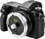 Musta Fujifilm GFX -kamera, jossa on suuri hopean ja mustan värinen NiSi Cine -objektiivin kiinnityssovitin Athena PL-GFX kiinnitettynä objektiivin kiinnikkeeseen, valkoista taustaa vasten.