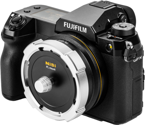 Musta Fujifilm GFX -kamera, jossa on suuri hopean ja mustan värinen NiSi Cine -objektiivin kiinnityssovitin Athena PL-GFX kiinnitettynä objektiivin kiinnikkeeseen, valkoista taustaa vasten.