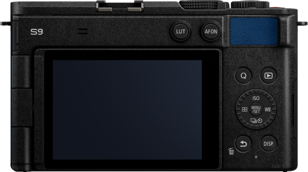 Panasonic Lumix S9 -järjestelmäkameran, Night Blue, takanäkymä, jossa näkyy sen näyttö, ohjauspainikkeet ja valintakiekot, ja oikeassa yläkulmassa on korostettu yönsininen kahva-alue.