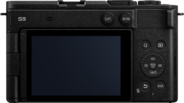 800q-03_128236 Panasonic Lumix S9 -järjestelmäkameran takanäkymä, Jet Black, jossa näkyy LCD-näyttö, painikkeet ja säätimet asetuksia ja säätöjä varten. Mallinimi S9 näkyy vasemmassa yläkulmassa.