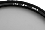 Lähikuva NiSi-suodattimen Circular Polarizer Pro Nano HUC 105mm reunasta, jossa näkyy musta reunus, jossa on valkoinen PRO Nano N0051 -teksti vaaleanharmaata taustaa vasten.