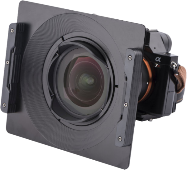 NiSi-suodinpidike (150mm) Samyang AF 14mm f/2.8 for Sony FE -levysuodin pidike kiinnitetään ammattikäyttöön tarkoitetun digitaalikameran etupuolelle laajakulmaobjektiivilla, kulmasta katsottuna.
