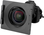 Canon EOS 6D, jossa on laajakulmaobjektiivi ja NiSi-suodattimen pidike (150 mm) Samyang XP 14mm f/2.4:lle kiinnitettynä objektiivin etupuolelle, joka näkyy osittain etupuolelta kuvattuna.