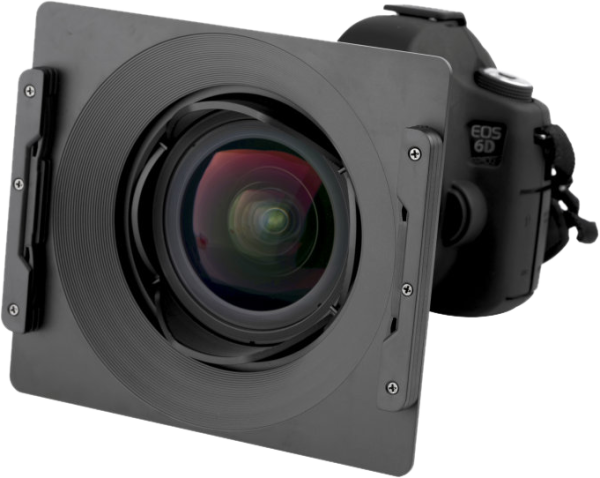 Canon EOS 6D, jossa on laajakulmaobjektiivi ja NiSi-suodattimen pidike (150 mm) Samyang XP 14mm f/2.4:lle kiinnitettynä objektiivin etupuolelle, joka näkyy osittain etupuolelta kuvattuna.