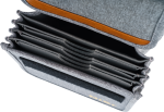 800q-04_113464 Näkymä ylhäältä alas NiSi Filter Pouch Pro Caddy 150mm:stä, harmaasta organisointilaitteesta, jossa on useita säädettäviä pehmustettuja väliseiniä ja ruskea korostus sisäreunassa.