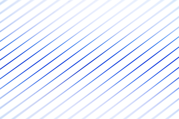 Lähikuva Nisi Cine Filter Allure Streak Blue 2mm 6x6" -suodattimesta, jossa näkyy tasaisin välimatkoin diagonaalisia sinisiä viivoja, jotka luovat yksinkertaisen, minimalistisen raidallisen vaikutelman.
