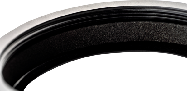 Lähikuva NiSi Filter Allure Soft for Fuji X100 (Silver) -diffuusiosuodin reunasta ja sisäreunasta, korostaen sen metallisia ja kuvioituja mustia pintoja tavallista vaaleaa taustaa vasten.