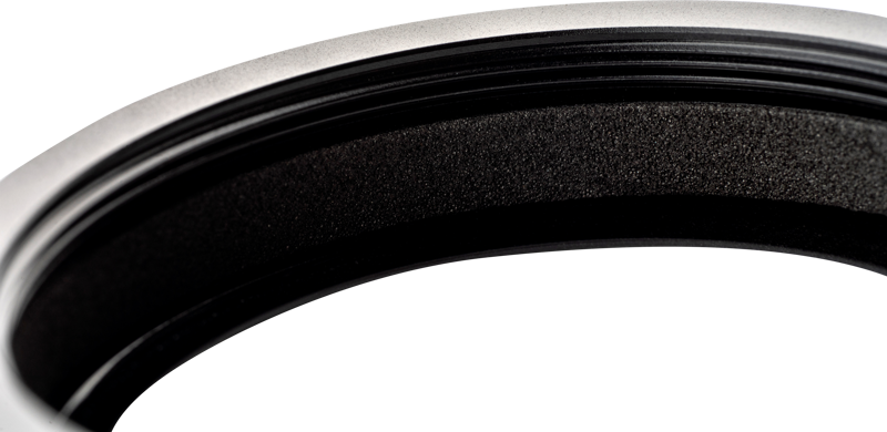 Lähikuva NiSi Filter Allure Soft for Fuji X100 (Silver) -diffuusiosuodin reunasta ja sisäreunasta, korostaen sen metallisia ja kuvioituja mustia pintoja tavallista vaaleaa taustaa vasten.