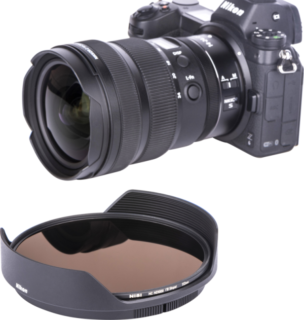 Nikon Z 14-24mm f/2.8 -kamera, jossa on suuri zoom-objektiivi, näkyy irrotetun Nisi ND1000 (3.0) 10 Stop PRO Nano HUC IR 112mm -suodattimen yläpuolella, molemmat valkoista taustaa vasten.