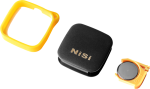 NiSi Remote Control Bluetooth -kaukosäädin näkyy pyöreällä suodattimella ja kahdella keltaisella suojapidikkeellä vaalealla taustalla.