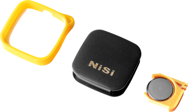 NiSi Remote Control Bluetooth -kaukosäädin näkyy pyöreällä suodattimella ja kahdella keltaisella suojapidikkeellä vaalealla taustalla.