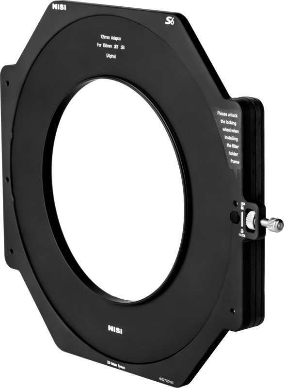 Musta NiSi-sovitinrengas Alpha S5/S6-suodinpidikkeelle (105mm suodinadapteri), jossa on pyöreä keskiaukko, kuvattuna kulmasta valkoista taustaa vasten.