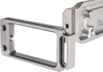 Lähikuva NiSi Universal Adjustable L-Plate NLP-S -metallirakenteisesta, suorakulmaisesta, tarkkaan työstetystä kamerakannattimesta, jossa on näkyvät ruuvit, kaiverrettu NLP-S-merkintä toisella puolella ja mattahopea pinta.