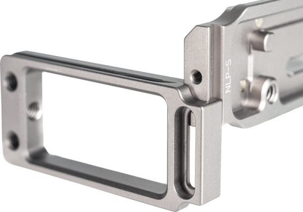 Lähikuva NiSi Universal Adjustable L-Plate NLP-S -metallirakenteisesta, suorakulmaisesta, tarkkaan työstetystä kamerakannattimesta, jossa on näkyvät ruuvit, kaiverrettu NLP-S-merkintä toisella puolella ja mattahopea pinta.