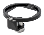 Lähikuva NiSi Filter Holder IP-A for iPhone -suodattimesta, mustasta metallisovittimesta, jossa on pyöreä kehys ja hopeinen säätönuppi ja joka on suunniteltu suodattimien tai lisävarusteiden kiinnittämiseen iPhone-kameraan.