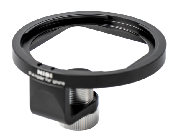 Lähikuva NiSi Filter Holder IP-A for iPhone -suodattimesta, mustasta metallisovittimesta, jossa on pyöreä kehys ja hopeinen säätönuppi ja joka on suunniteltu suodattimien tai lisävarusteiden kiinnittämiseen iPhone-kameraan.