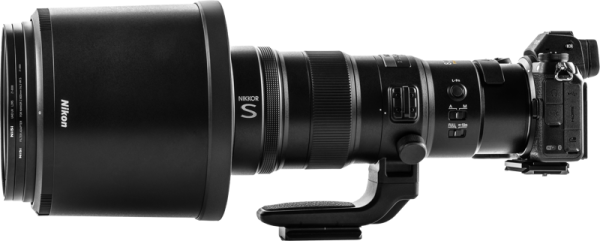 NiSi-suodatin UHD UV L395 on suunniteltu Nikkor Z 800mm f/6.3 VR S -objektiiville, joka on kuvassa kiinnitettynä Nikonin peilittömään kameraan valkoisella taustalla, ja objektiivin alla on jalustakiinnike.