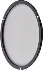 Lähikuvassa näkyy NiSi Filter Holder Kit M75 II TRUE COLOR 75mm System -levysuodin pidike, jossa on pyöreä, musta harjattu kehys, jossa on valkoiset merkinnät, hieman kulmikkaasti vaaleaa taustaa vasten.
