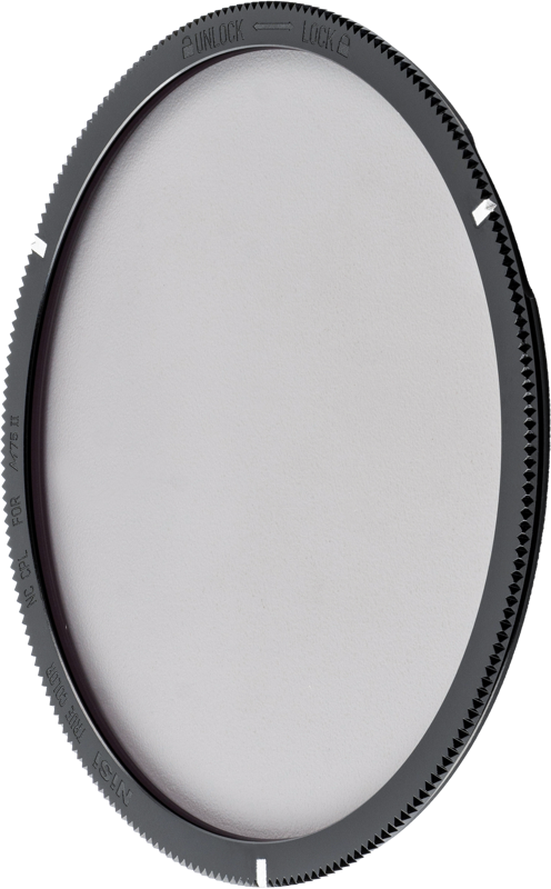Lähikuvassa näkyy NiSi Filter Holder Kit M75 II TRUE COLOR 75mm System -levysuodin pidike, jossa on pyöreä, musta harjattu kehys, jossa on valkoiset merkinnät, hieman kulmikkaasti vaaleaa taustaa vasten.