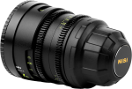 Lähikuva NiSi Cine Rear Lens Cap PL-Mount -objektiivinsuojuksesta, jossa on musta muotoilu keltaisilla merkinnöillä ja kuvioitu pinta valkoista taustaa vasten.