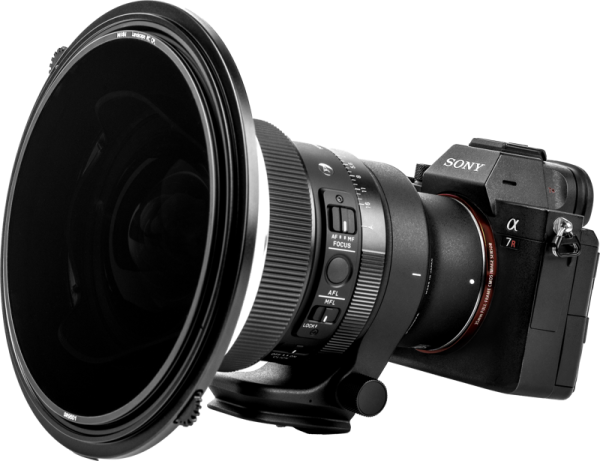 NiSi Filter Holder S6 Kit True Color for Sigma 14mm f/1.4 DG DN -levysuodin pidike näkyy kiinnitettynä laajakulmaobjektiiviin, kamera ja suodattimen pidike näkyvät valkoista taustaa vasten.