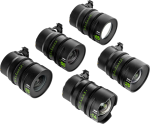 Viisi NiSi Cine Lens Athena Prime Set L-Mount -objektiivia (14mm, 25mm, 35mm, 50mm, 85mm), joissa on vihreät merkinnät ja tarkennusrenkaat, on sijoitettu vaalealle taustalle.