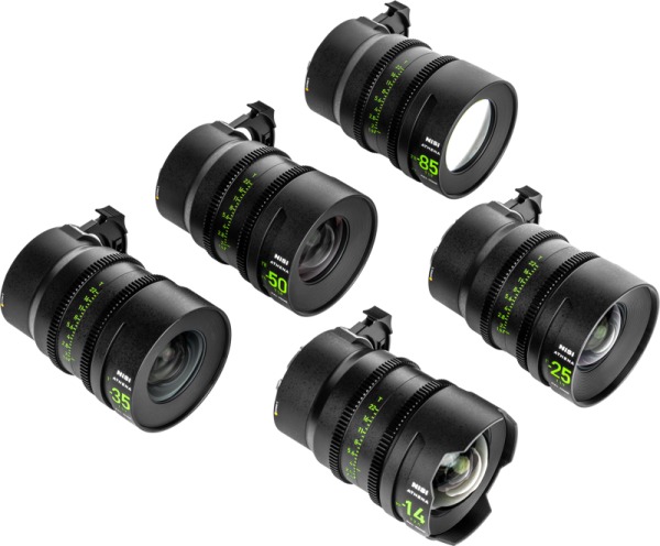 Viisi NiSi Cine Lens Athena Prime Set L-Mount -objektiivia (14mm, 25mm, 35mm, 50mm, 85mm), joissa on vihreät merkinnät ja tarkennusrenkaat, on sijoitettu vaalealle taustalle.