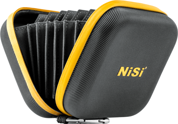 NiSi Filter Pouch Pro Caddy 95 II for Circular Filters on musta-keltainen kova kotelo, jossa on harmonikkatyyliset lokerot, jotka sopivat täydellisesti kameran suodattimien järjestämiseen ja suojaamiseen.