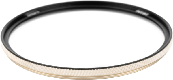 NiSi Filter UV Armor FX Pro Nano L395 40.5mm -suojasuodin on pyöreä mustavalkoinen UV-suojasuodin.