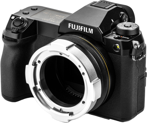 NiSi Cine Lens Mount Adapter Athena PL-GFX on kiinnitetty mustaan Fujifilm GFX -kamerarunkoon ilman objektiivia, ja siinä korostuvat metallinen sovitin, objektiivin kiinnitys ja säätökiekot ylä- ja sivussa.