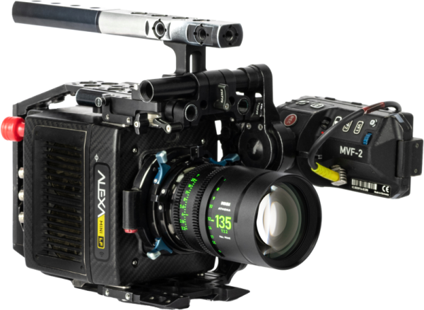 Asetelmassa on NiSi Cine Lens Athena Prime 18mm T2.2 PL-Mount -objektiivi ammattimaisessa ARRI ALEXA -kameralaitteistossa, joka on varustettu suurella objektiivilla, ulkoisella monitorilla ja erilaisilla hallintalaitteilla laadukasta video- tai elokuvatuotantoa varten.