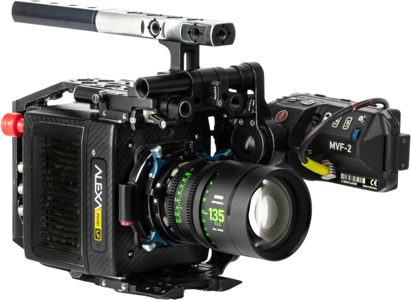 Asetelmassa on NiSi Cine Lens Athena Prime 18mm T2.2 PL-Mount -objektiivi ammattimaisessa ARRI ALEXA -kameralaitteistossa, joka on varustettu suurella objektiivilla, ulkoisella monitorilla ja erilaisilla hallintalaitteilla laadukasta video- tai elokuvatuotantoa varten.