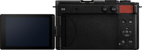 Panasonic Lumix S9 -järjestelmäkamera, Crimson Red, näkyy takaa LCD-näyttö vasemmalle käännettynä. Mustassa kameran rungossa on erilaisia painikkeita ja valintakiekkoja, joissa on merkinnät S9, LUT ja AEON.