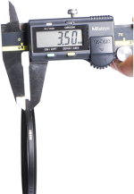 The handheld digital measuring finger measures the thickness of the NiSi filter UV Pro Nano Huc 52mm UV filter and displays a reading of 3.50 mm.