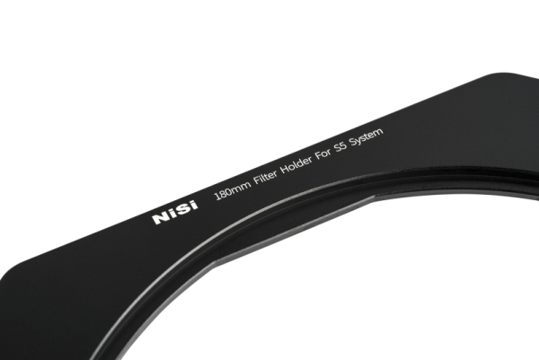 Lähikuva NiSi-suodattimen pidikkeestä (180mm) S5/S6-järjestelmään - levysuodin pidike, jossa tuotteen nimi ja kuvaus valkoisella tekstillä puhtaalla valkoisella pohjalla.