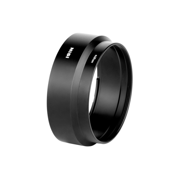 NiSi Master Kit for Ricoh GR III on esillä tavallisella valkoisella pohjalla, ja se on suunnattu niin, että sekä vastavalosuoja että sen sivu ovat näkyvissä.