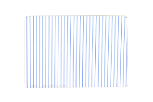 Nisi Cine Filter Allure Streak Blue 2mm 6x6" -suodattimessa on suorakulmainen muoto, jossa on hieman pyöristetyt kulmat ja minimaalinen, puhdas muotoilu, jota korostavat tasaisin välein olevat pystysuorat siniset viivat valkoisella pohjalla.
