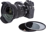 Nikon Z 14-24mm f/2.8 -kamera, jossa on laajakulmaobjektiivi ja siihen liitetty NiSi NC UV 112mm -suodatin, on kahden pyöreän linssisuodattimen vieressä valkoisella taustalla.