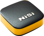 Pienikokoinen, neliönmuotoinen musta-keltainen kotelo, jossa on pyöristetyt reunat ja jonka yläosassa lukee "NiSi" korotetuin valkoisin kirjaimin, on suunniteltu NiSi Remote Control Bluetooth -kaukosäätimelle.
